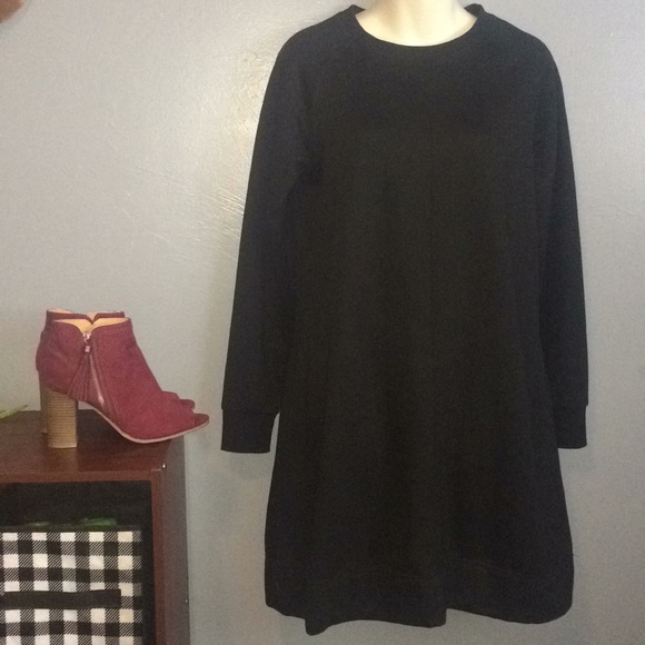 And eawy black sweater dress with pockets - Picture 2 of 8